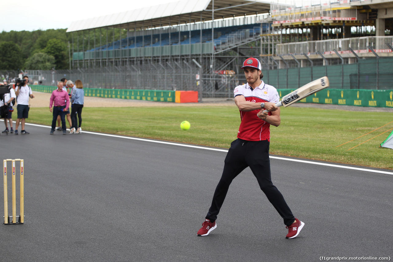 GP GRAN BRETAGNA, 11.07.2019- Antonio Giovinazzi (ITA) Alfa Romeo Racing C38 playing cricket