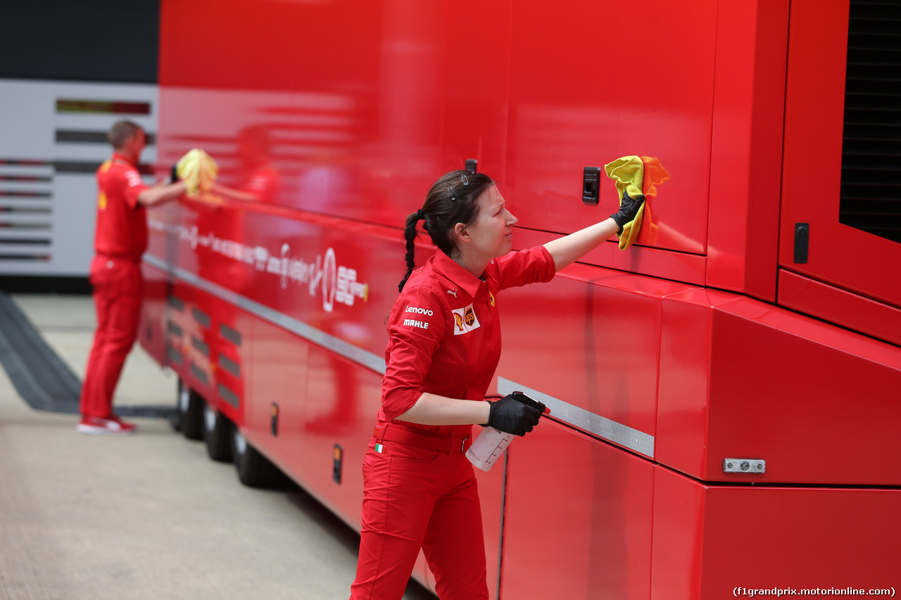 GP GRAN BRETAGNA, 11.07.2019- Ferrari Staff cleaning motorhome