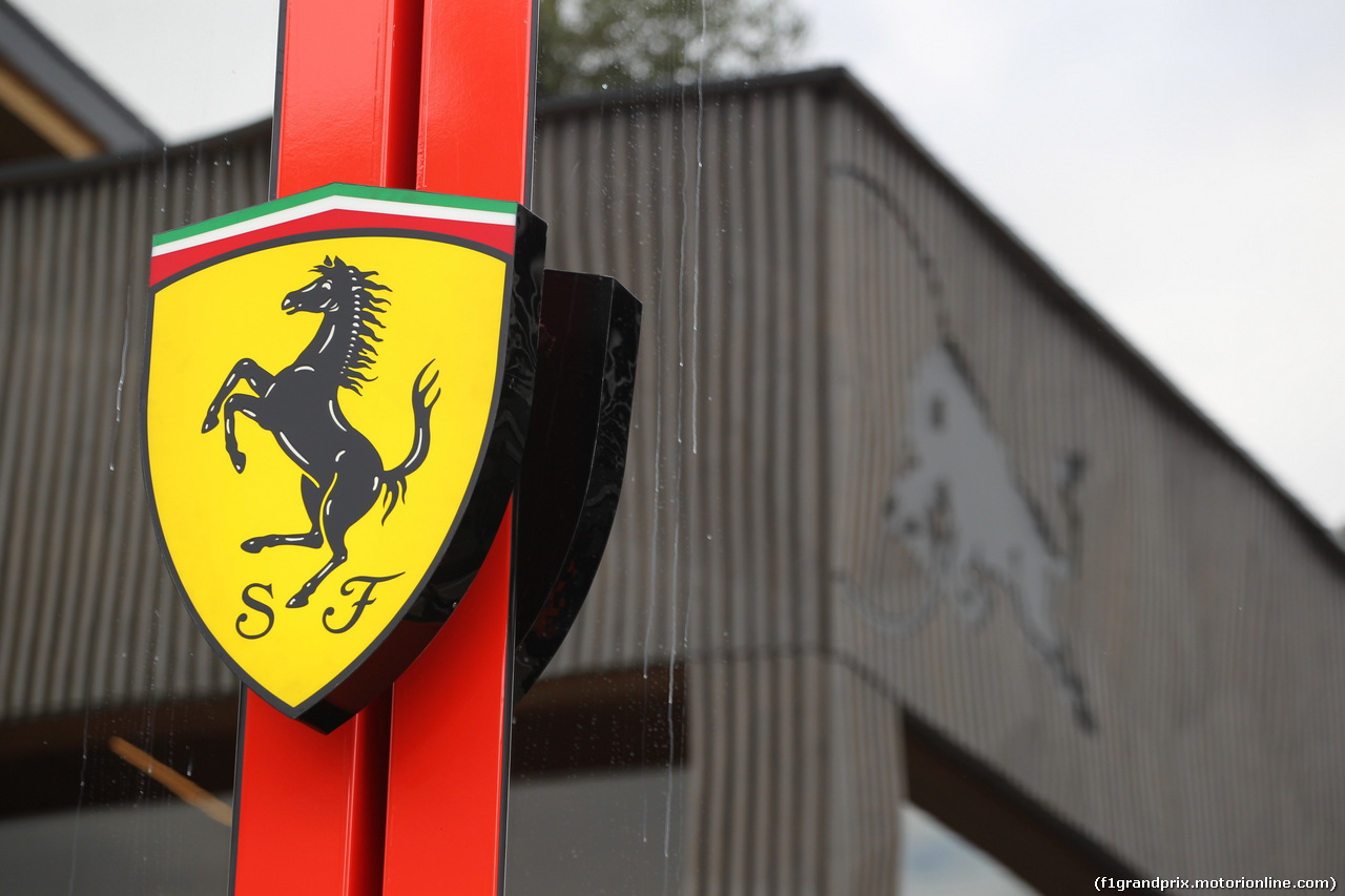 GP GRAN BRETAGNA, 11.07.2019- Ferrari e RedBull Logo