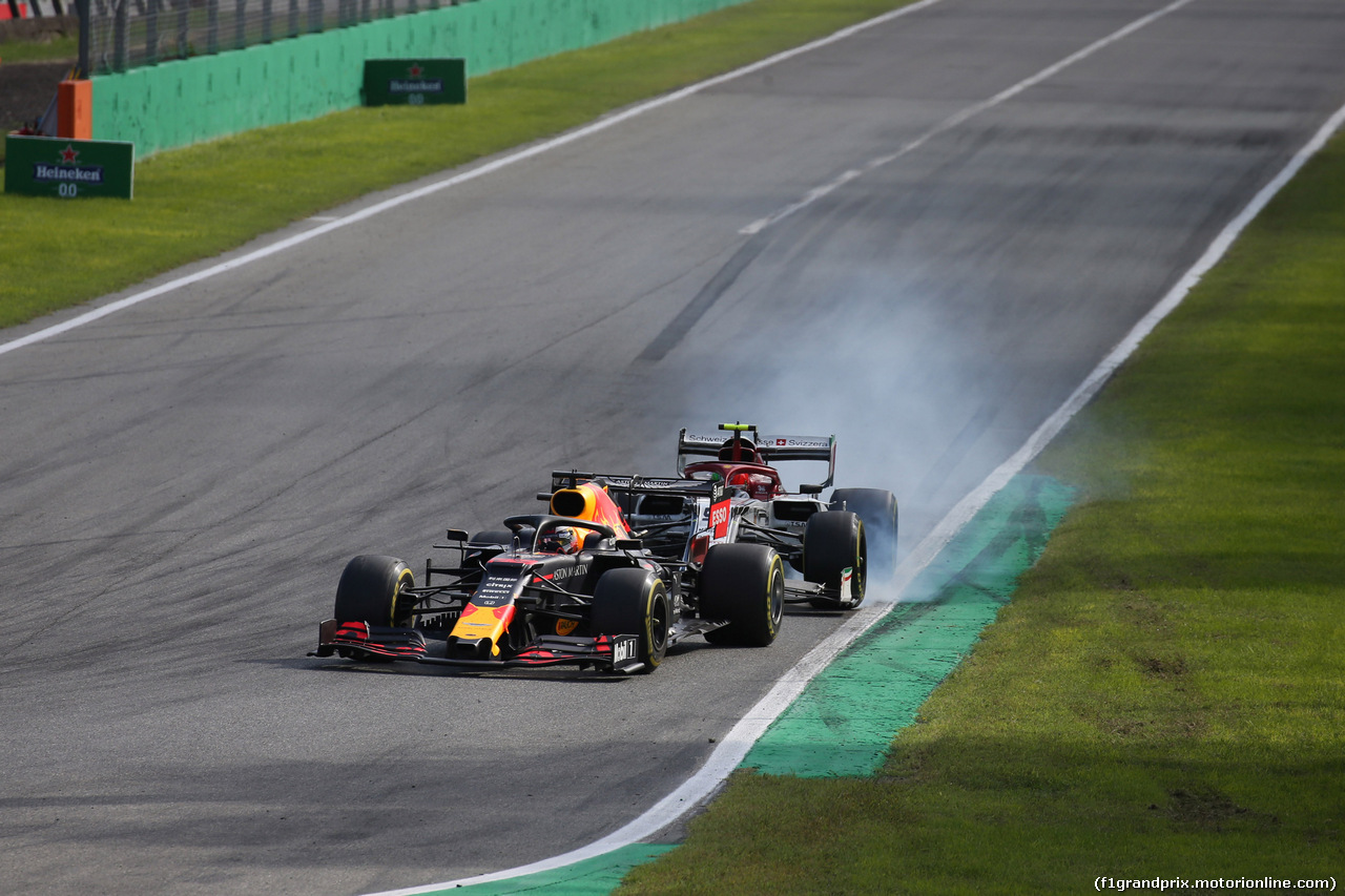 GP ITALIA, 08.09.2019 - Gara, Max Verstappen (NED) Red Bull Racing RB15 e Antonio Giovinazzi (ITA) Alfa Romeo Racing C38