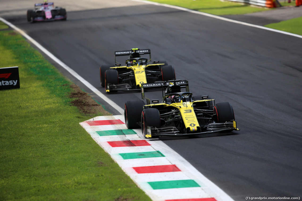 GP ITALIA, 08.09.2019 - Gara, Daniel Ricciardo (AUS) Renault Sport F1 Team RS19 davanti a Nico Hulkenberg (GER) Renault Sport F1 Team RS19