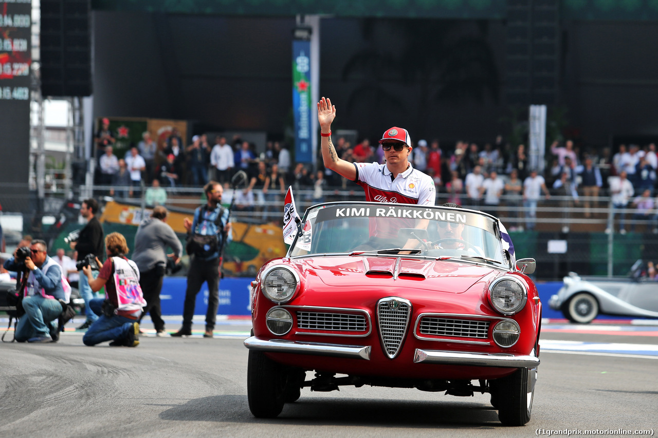 GP MESSICO, Kimi Raikkonen (FIN) Alfa Romeo Racing on the drivers parade.
27.10.2019.