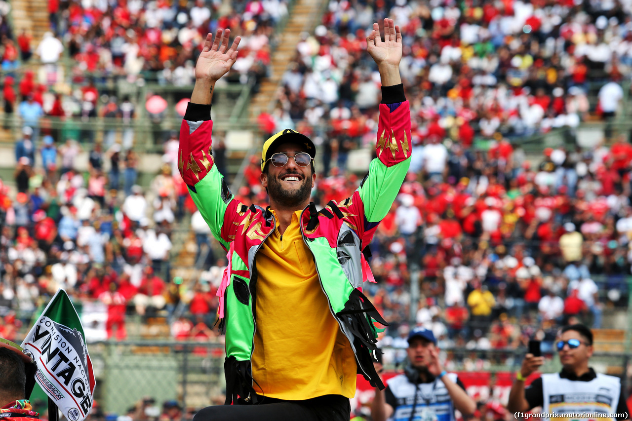 GP MESSICO, Daniel Ricciardo (AUS) Renault F1 Team on the drivers parade.
27.10.2019.