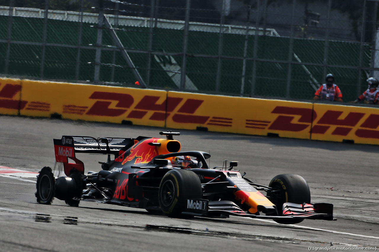 GP MESSICO, Max Verstappen (NLD) Red Bull Racing RB15 with a punctured rear wheel.
27.10.2019.