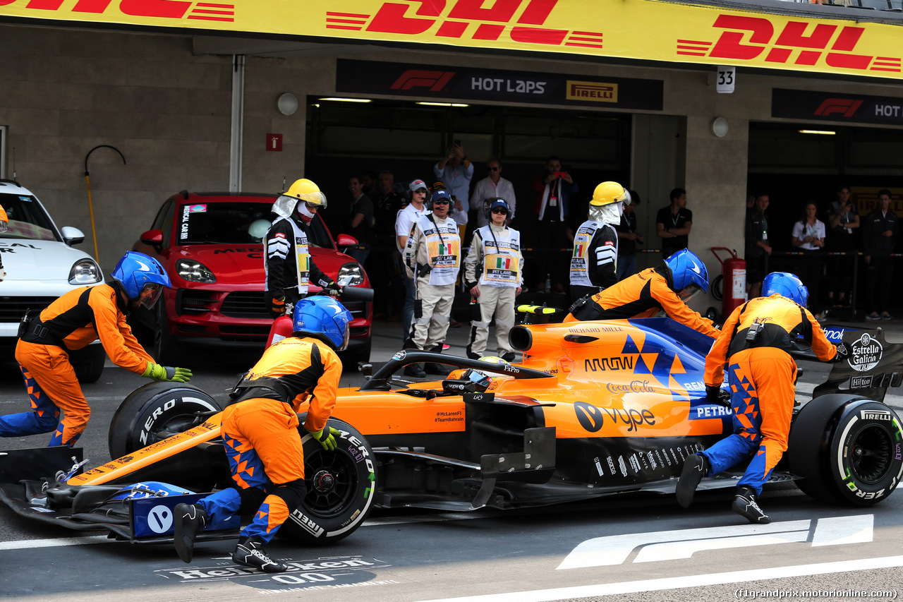 GP MESSICO, Lando Norris (GBR) McLaren MCL34 pushed back down the pit lane by meccanici during the race.
27.10.2019.