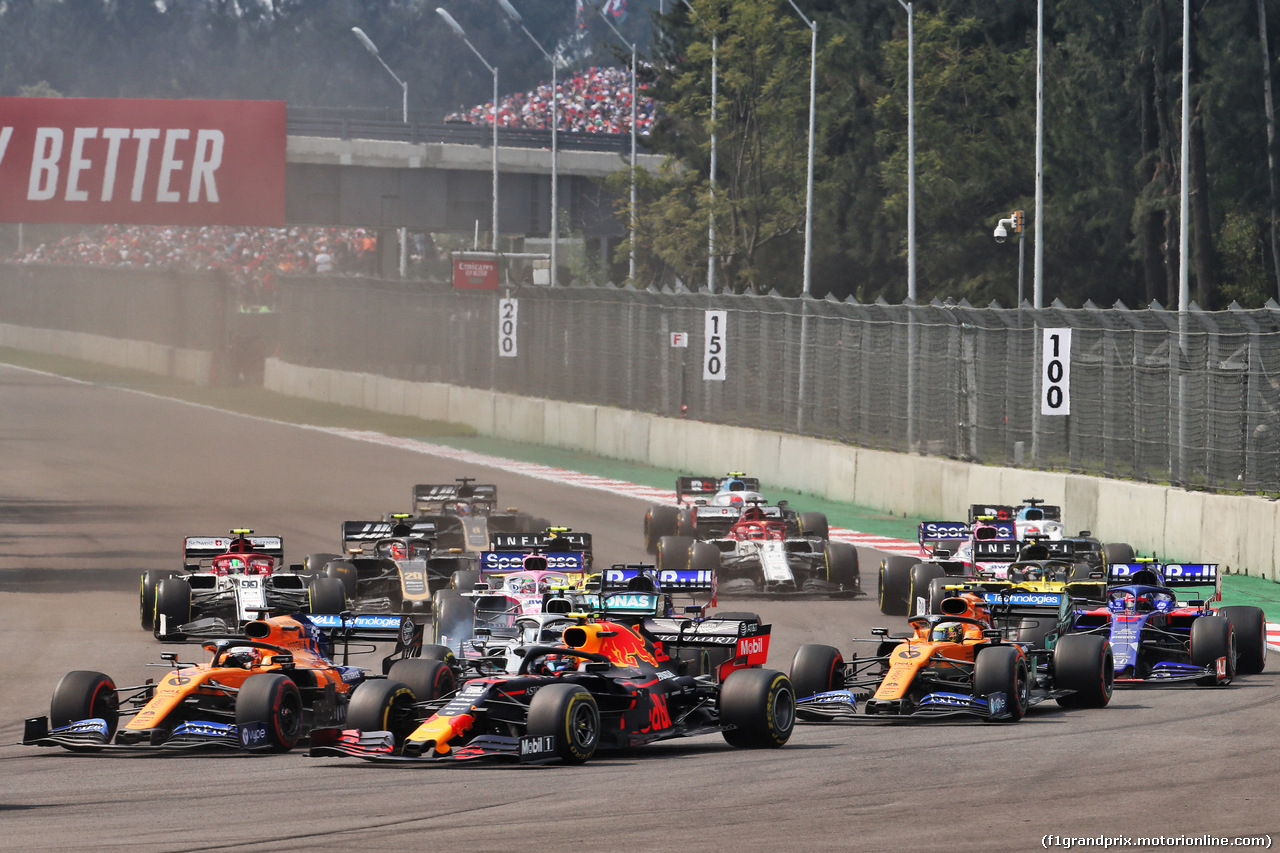 GP MESSICO, Alexander Albon (THA) Red Bull Racing RB15 e Carlos Sainz Jr (ESP) McLaren MCL34 at the partenza of the race.
27.10.2019.