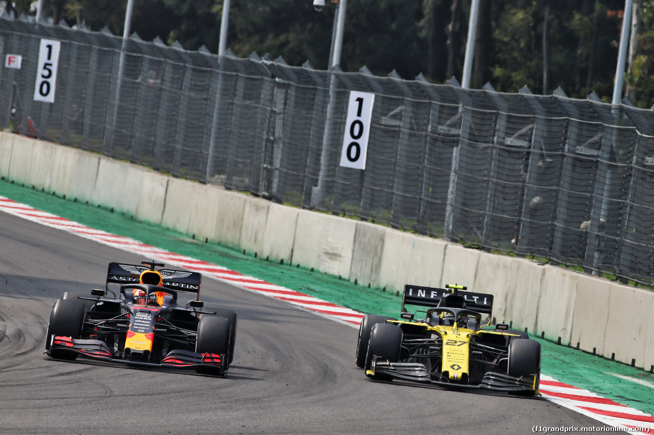 GP MESSICO, (L to R): Max Verstappen (NLD) Red Bull Racing RB15 e Nico Hulkenberg (GER) Renault F1 Team RS19 battle for position.
27.10.2019.