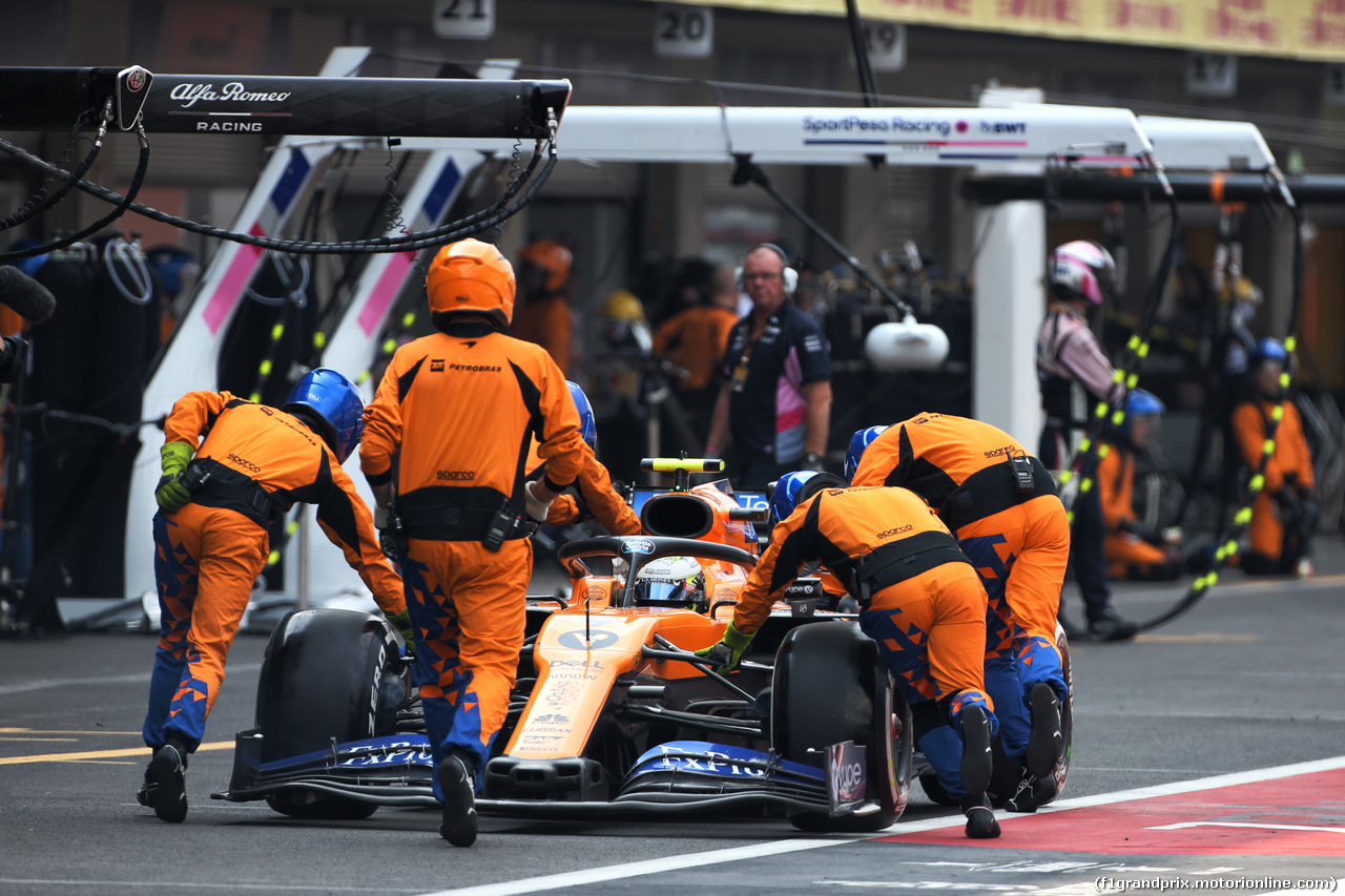 GP MESSICO, Lando Norris (GBR) McLaren MCL34 is pushed down by meccanici during the race.
27.10.2019.