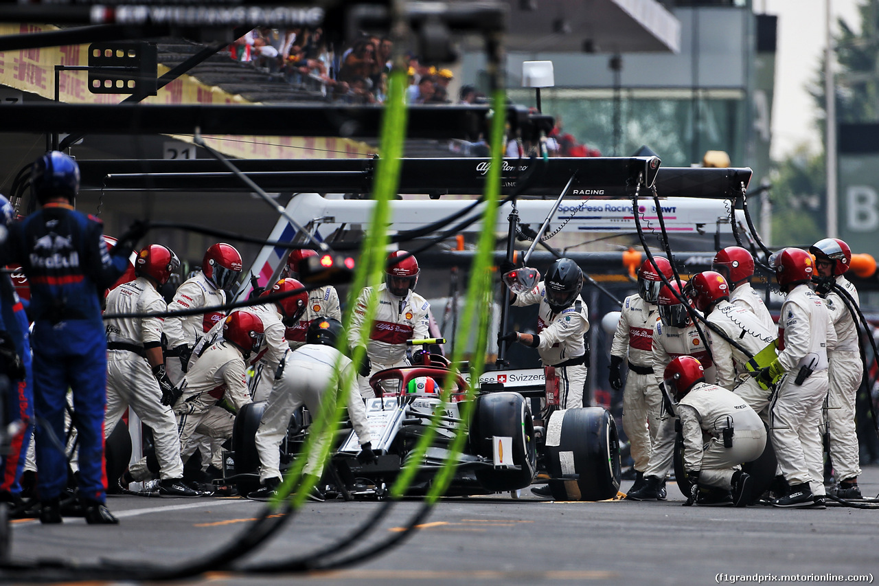 GP MESSICO, Antonio Giovinazzi (ITA) Alfa Romeo Racing C38 makes a pit stop.
27.10.2019.