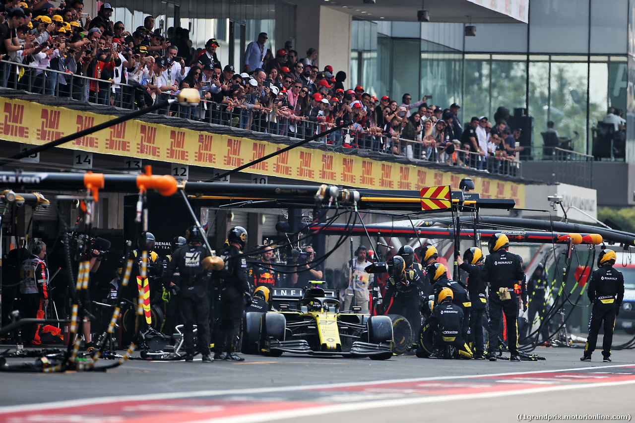 GP MESSICO, Nico Hulkenberg (GER) Renault F1 Team RS19 makes a pit stop.
27.10.2019.