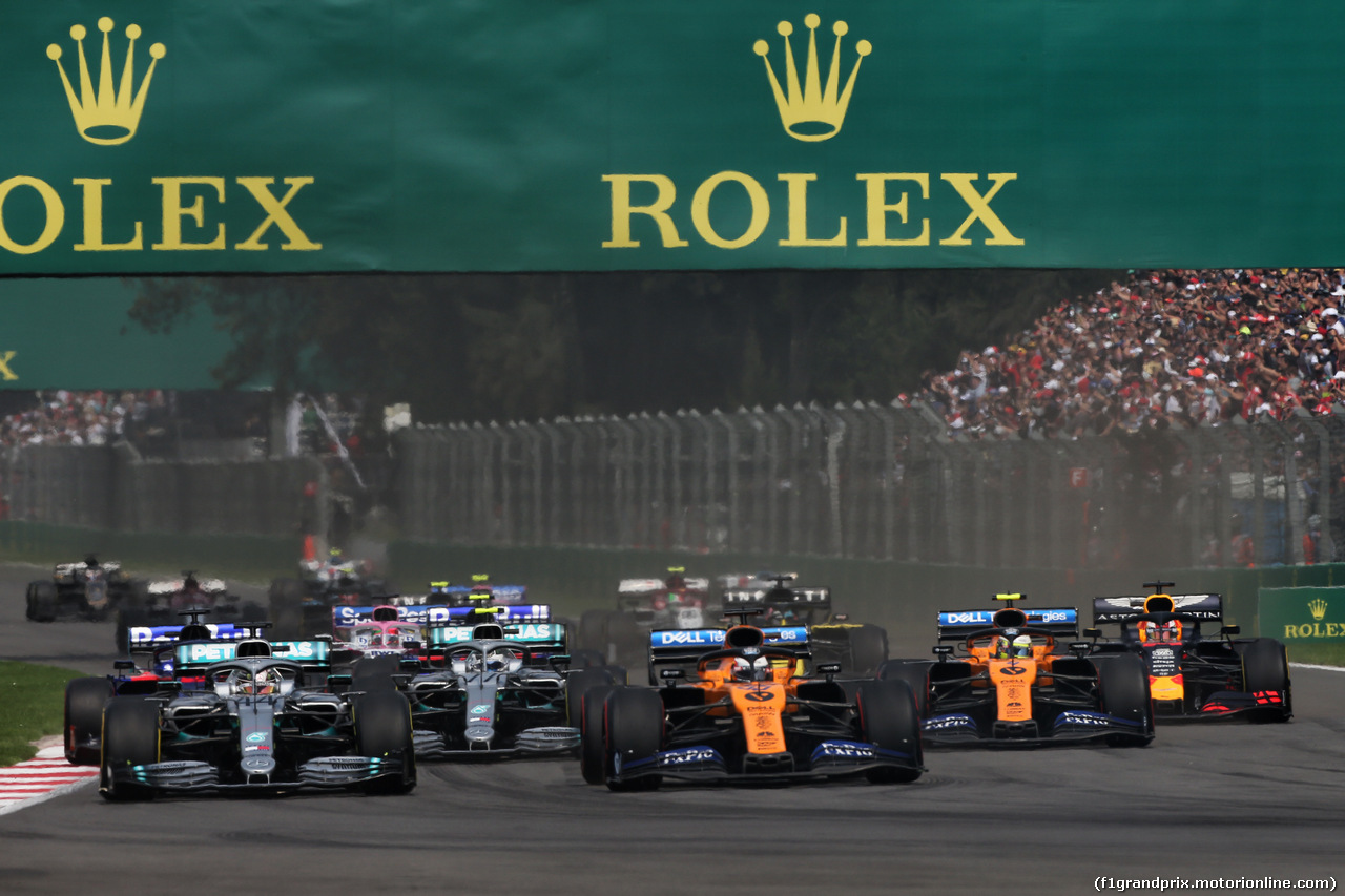 GP MESSICO, Lewis Hamilton (GBR) Mercedes AMG F1 W10 e Carlos Sainz Jr (ESP) McLaren MCL34 at the partenza of the race.
27.10.2019.