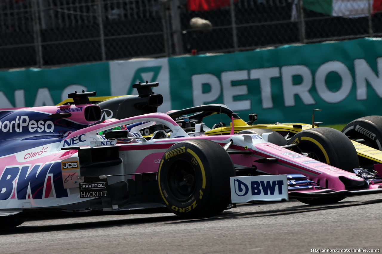 GP MESSICO, Sergio Perez (MEX) Racing Point F1 Team RP19 e Daniel Ricciardo (AUS) Renault F1 Team RS19.
27.10.2019.
