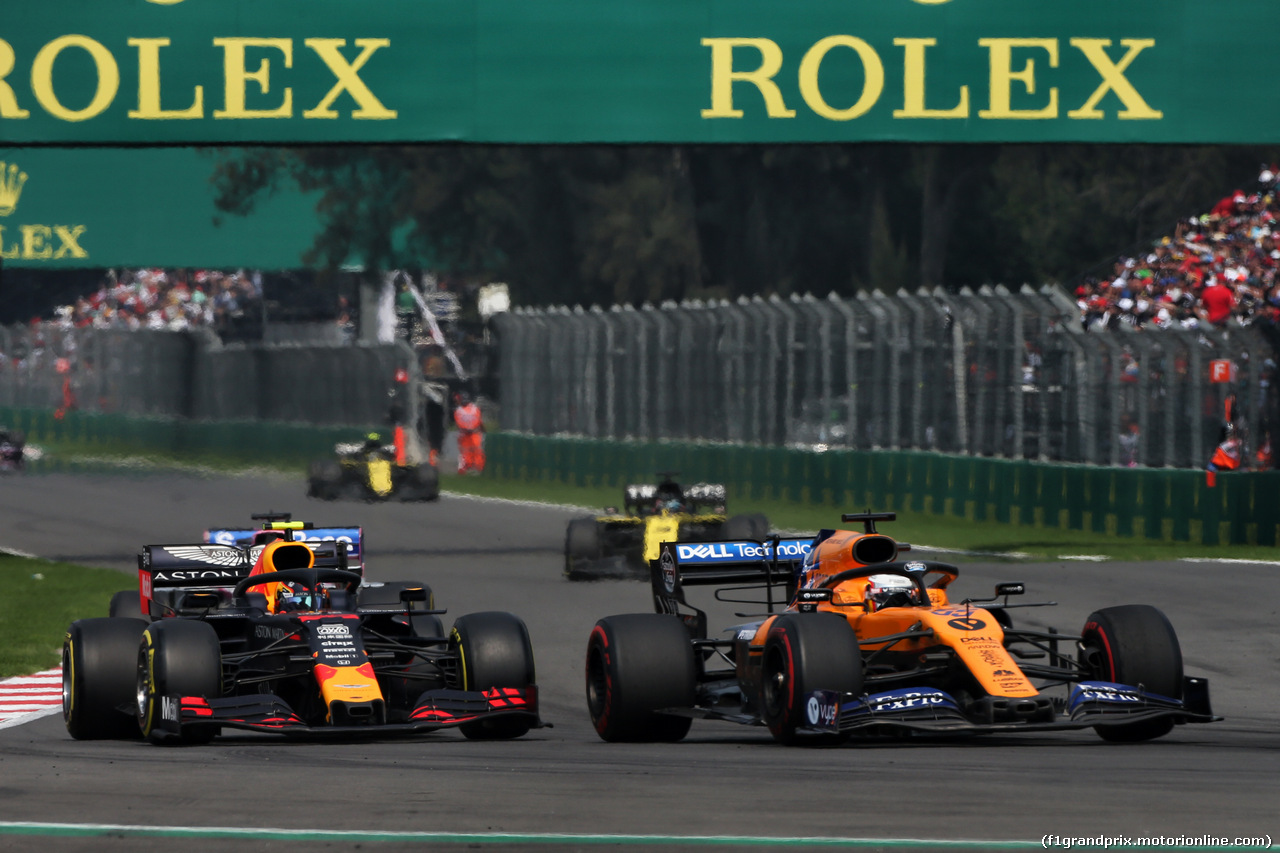 GP MESSICO, Alexander Albon (THA) Red Bull Racing RB15 e Carlos Sainz Jr (ESP) McLaren MCL34 battle for position.
27.10.2019.