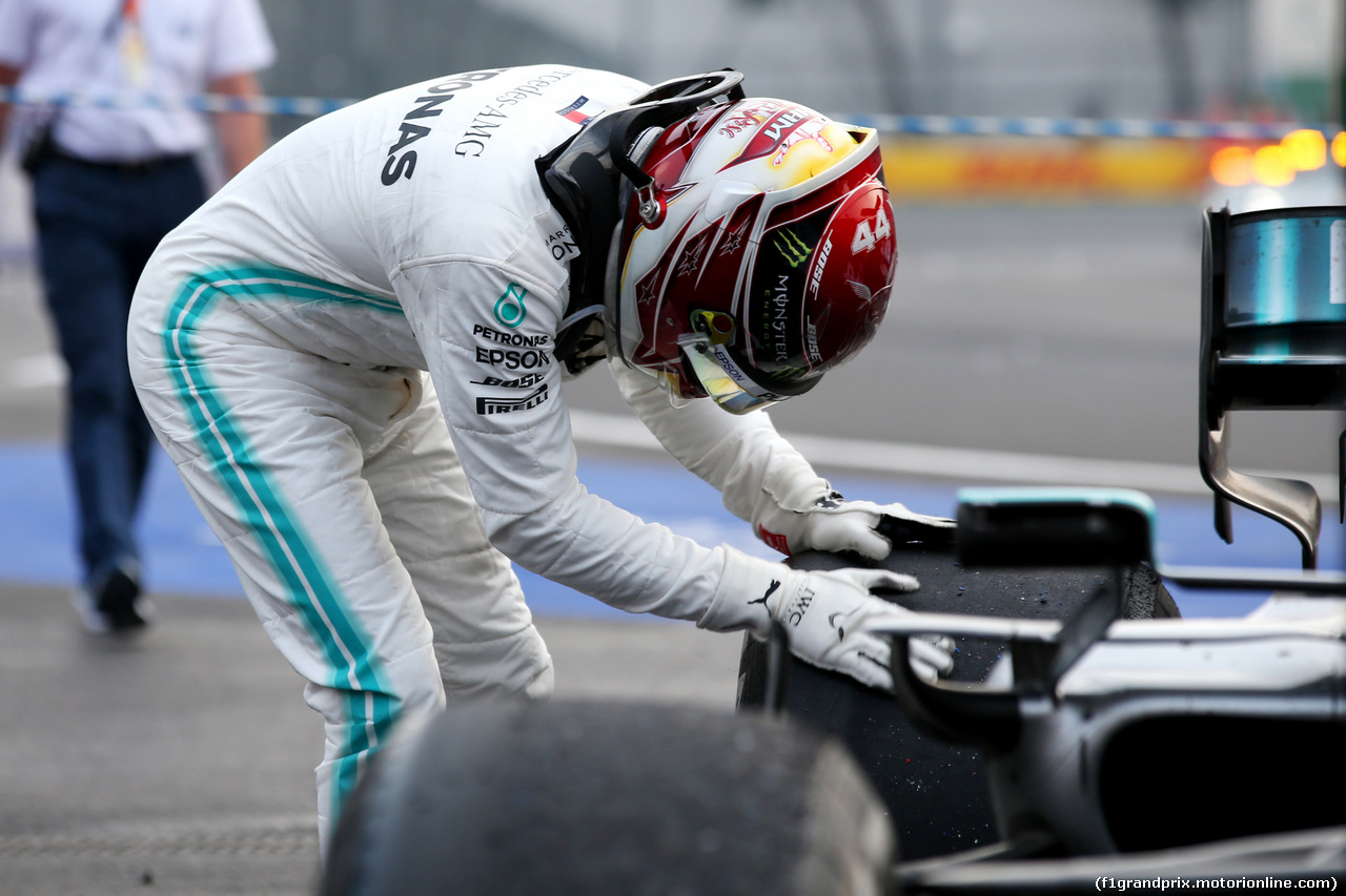 GP MESSICO, Lewis Hamilton (GBR) Mercedes AMG F1 W10 chekcing his tyre.
27.10.2019.