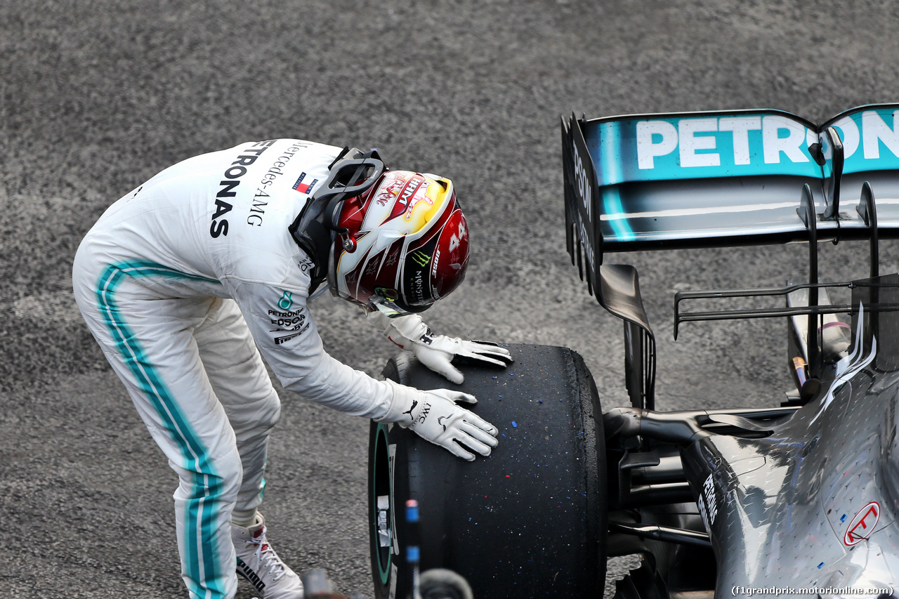 GP MESSICO, Gara winner Lewis Hamilton (GBR) Mercedes AMG F1 W10 celebrates in parc ferme.
27.10.2019.