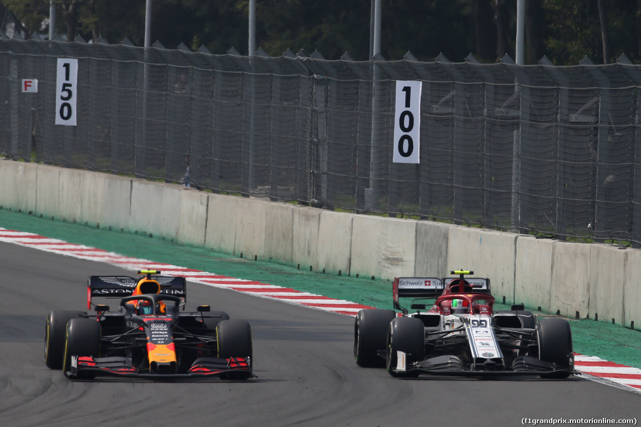 GP MESSICO, Alexander Albon (THA) e Antonio Giovinazzi (ITA) Alfa Romeo Racing.
27.10.2019.