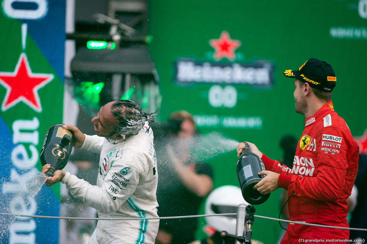 GP MESSICO, Lewis Hamilton (GBR) Mercedes AMG F1 W10 e Sebastian Vettel (GER) Ferrari SF90. 
27.10.2019.