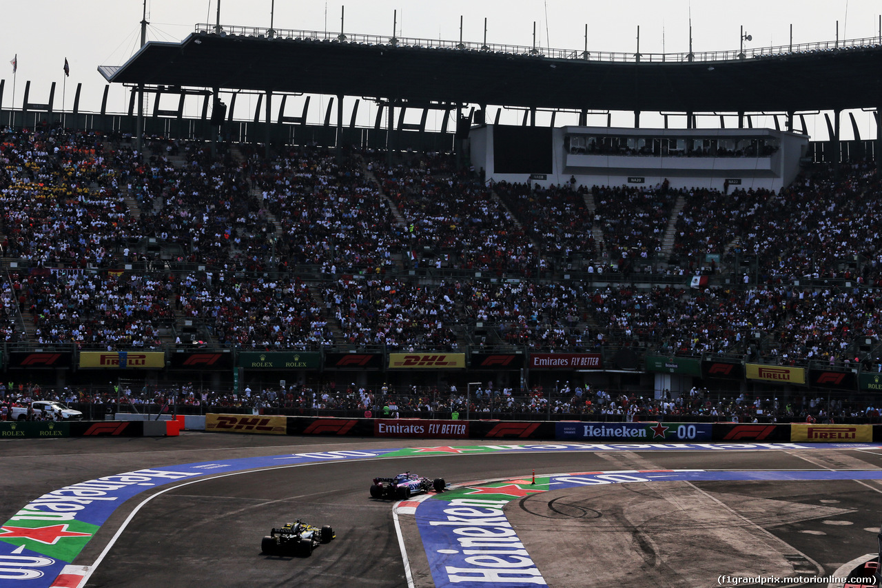 GP MESSICO, Sergio Perez (MEX) Racing Point F1 Team RP19 davanti a Daniel Ricciardo (AUS) Renault F1 Team RS19.
27.10.2019.