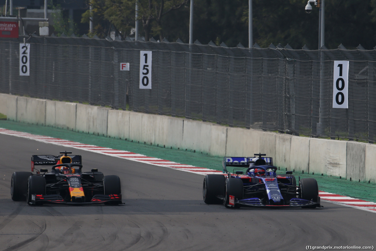 GP MESSICO, Max Verstappen (NLD) Red Bull Racing RB15 e Daniil Kvyat (RUS) Scuderia Toro Rosso STR14.
27.10.2019.