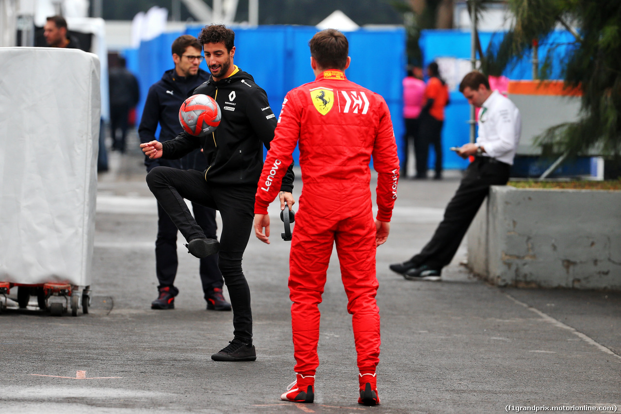 GP MESSICO, Charles Leclerc (MON) Ferrari e Daniel Ricciardo (AUS) Renault F1 Team play football in the paddock.
26.10.2019.