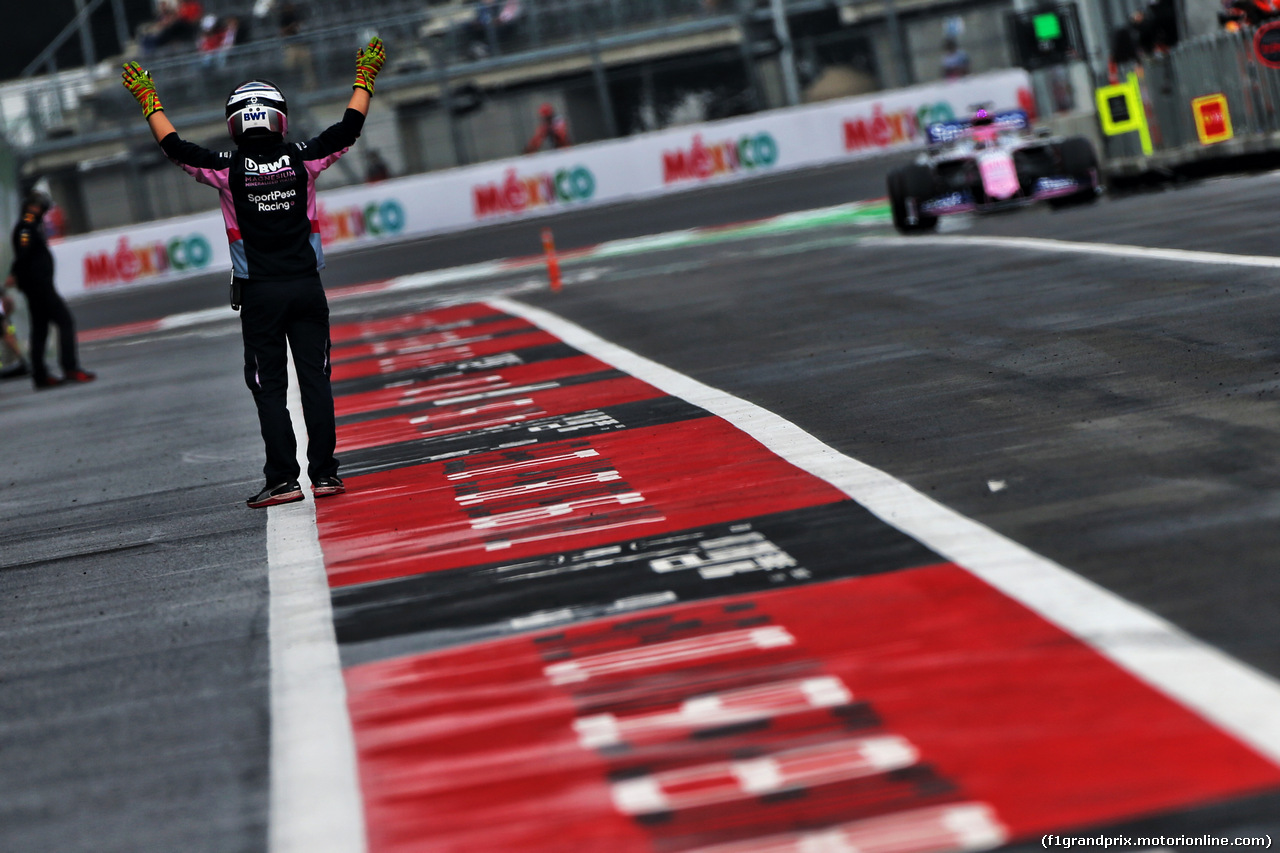 GP MESSICO, Sergio Perez (MEX) Racing Point F1 Team RP19 - Racing Point F1 Team mechanic in the pits.
26.10.2019.