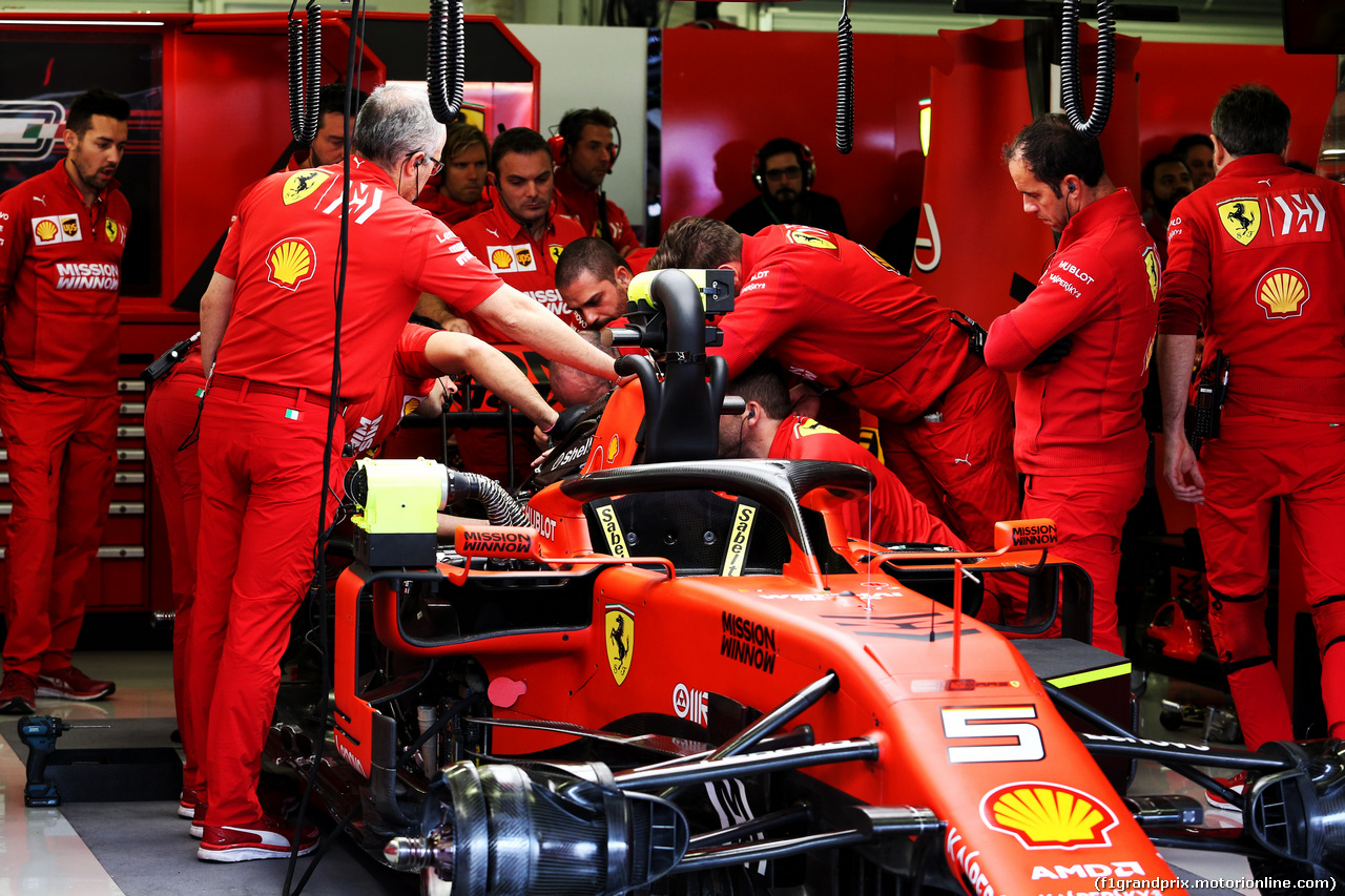 GP MESSICO, Ferrari SF90 of Sebastian Vettel (GER) Ferrari SF90 worked on by meccanici in the third practice session.
26.10.2019.
