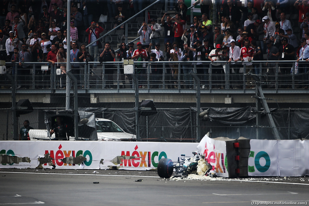 GP MESSICO, Valtteri Bottas (FIN) Mercedes AMG F1 W10 crashed during qualifying.
26.10.2019.