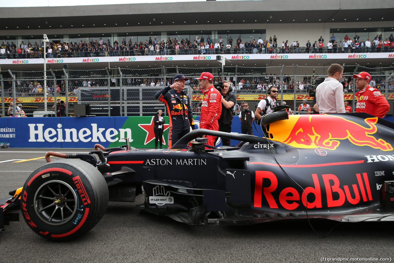 GP MESSICO, Max Verstappen (NLD) Red Bull Racing RB15 e Charles Leclerc (MON) Ferrari SF90.
26.10.2019.