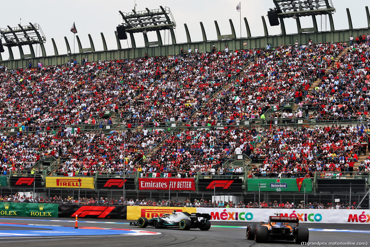 GP MESSICO, Lewis Hamilton (GBR) Mercedes AMG F1 W10 e Lando Norris (GBR) McLaren MCL34.
26.10.2019.