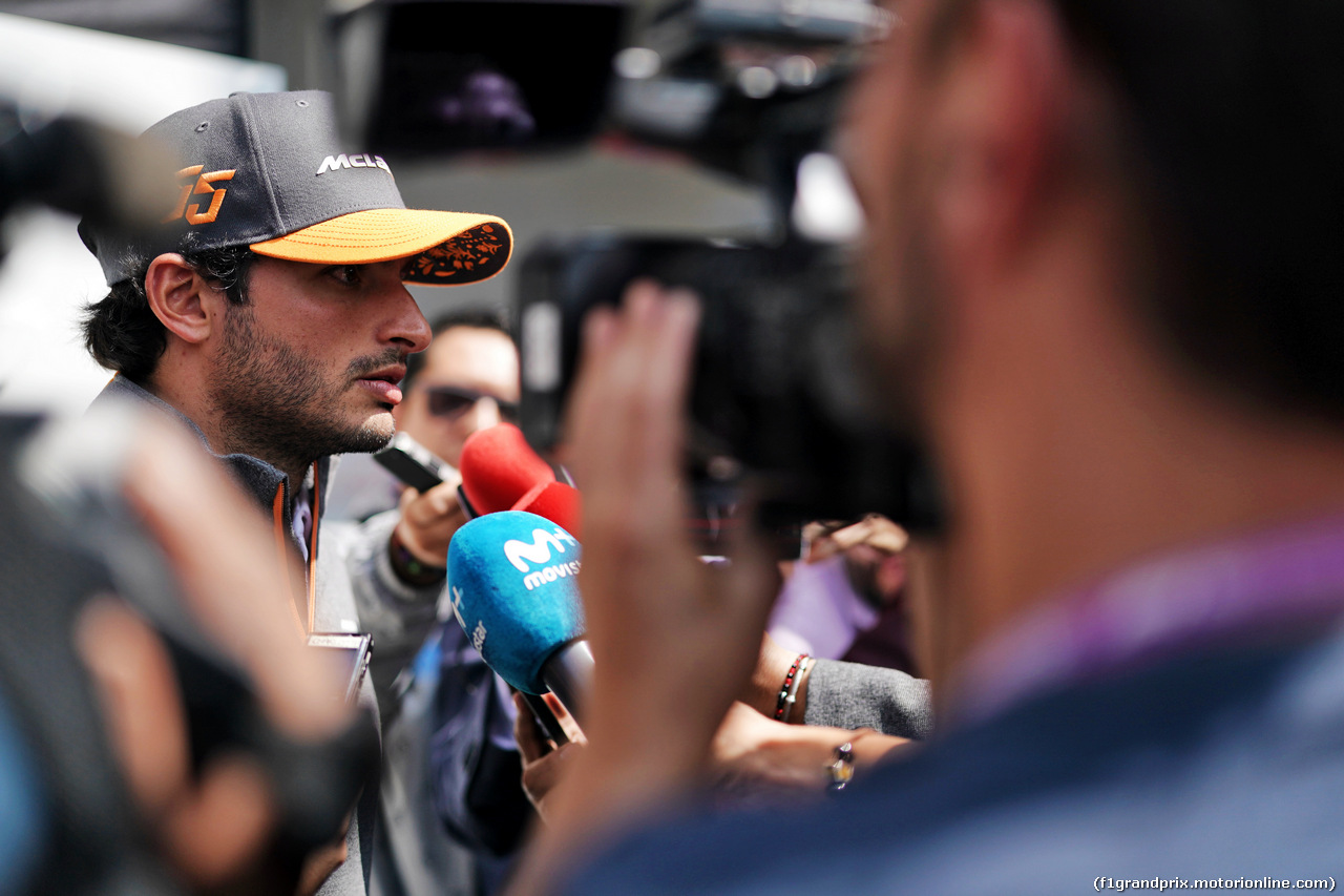 GP MESSICO, Carlos Sainz Jr (ESP) McLaren with the media.                               
24.10.2019.