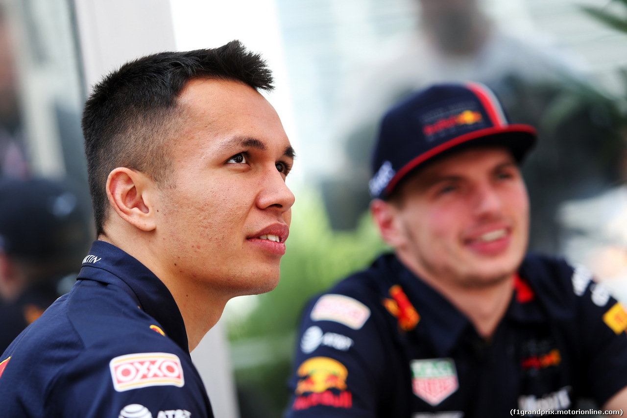 GP MESSICO, (L to R): Alexander Albon (THA) Red Bull Racing with Max Verstappen (NLD) Red Bull Racing.
24.10.2019.