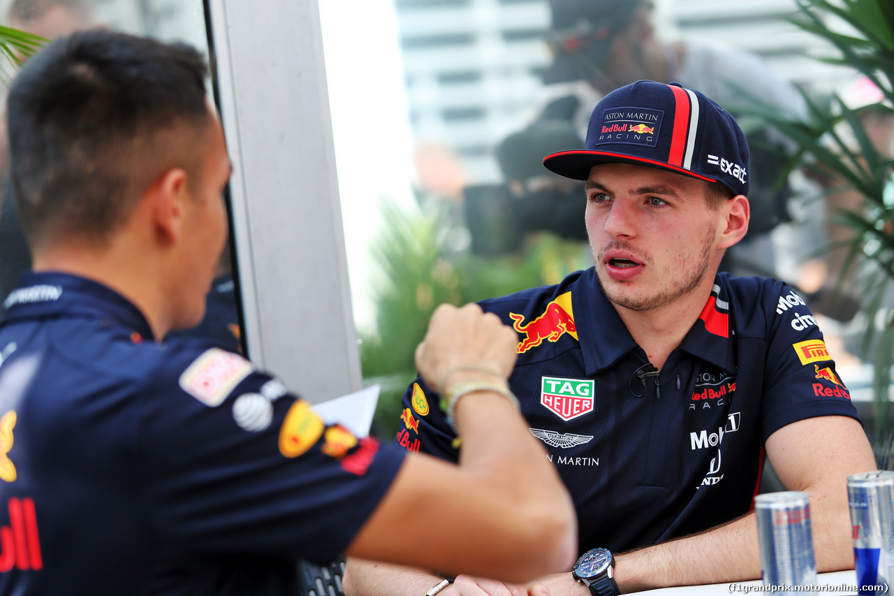 GP MESSICO, (L to R): Alexander Albon (THA) Red Bull Racing with Max Verstappen (NLD) Red Bull Racing.
24.10.2019.