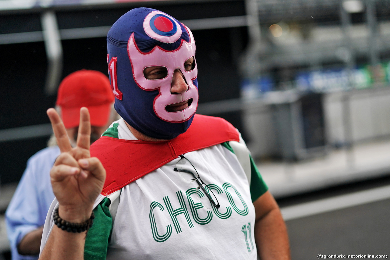 GP MESSICO, Circuit Atmosfera - Sergio Perez (MEX) Racing Point F1 Team fan.
24.10.2019.