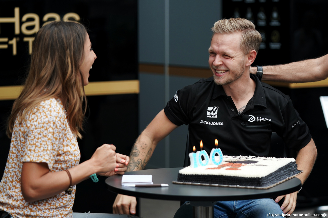 GP MESSICO, Kevin Magnussen (DEN) Haas F1 Team celebrates his 100th F1 appearance.                               
24.10.2019.