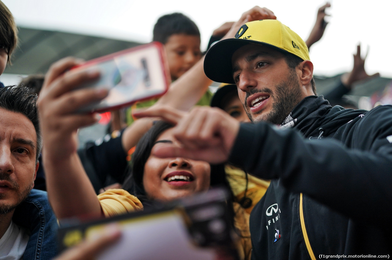 GP MESSICO, Daniel Ricciardo (AUS) Renault F1 Team with fans.                               
24.10.2019.