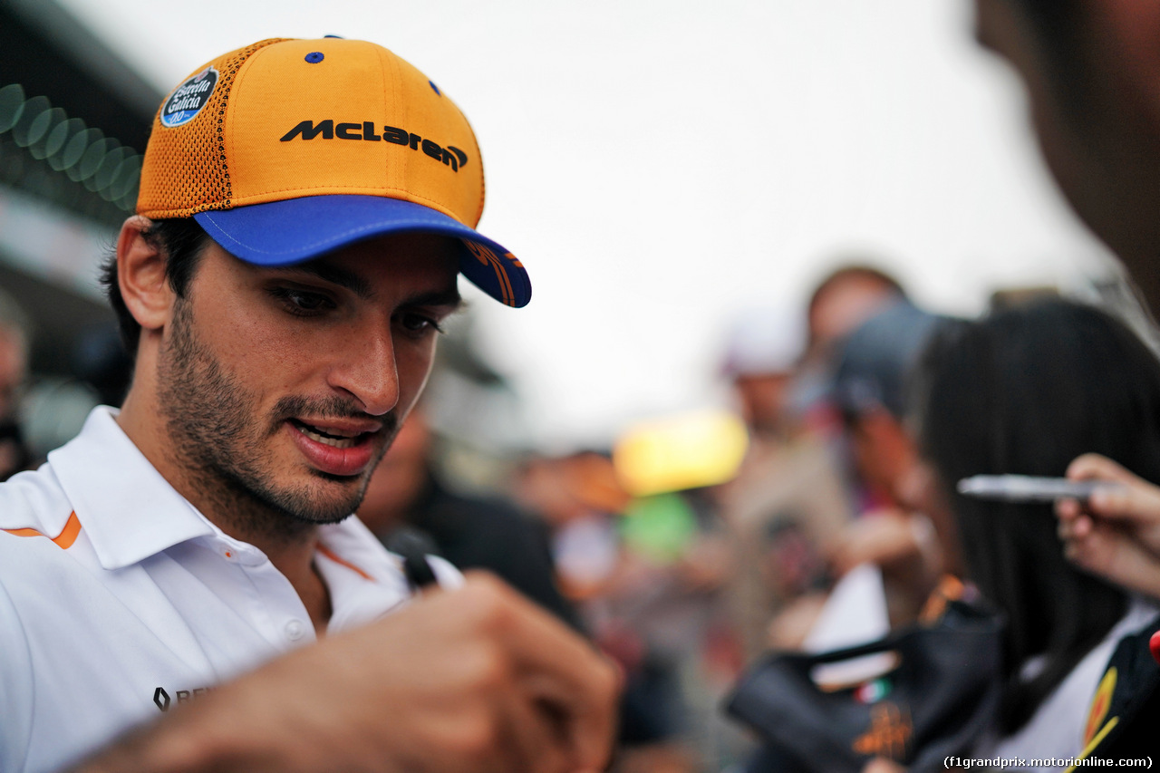 GP MESSICO, Carlos Sainz Jr (ESP) McLaren signs autographs for the fans.                               
24.10.2019.