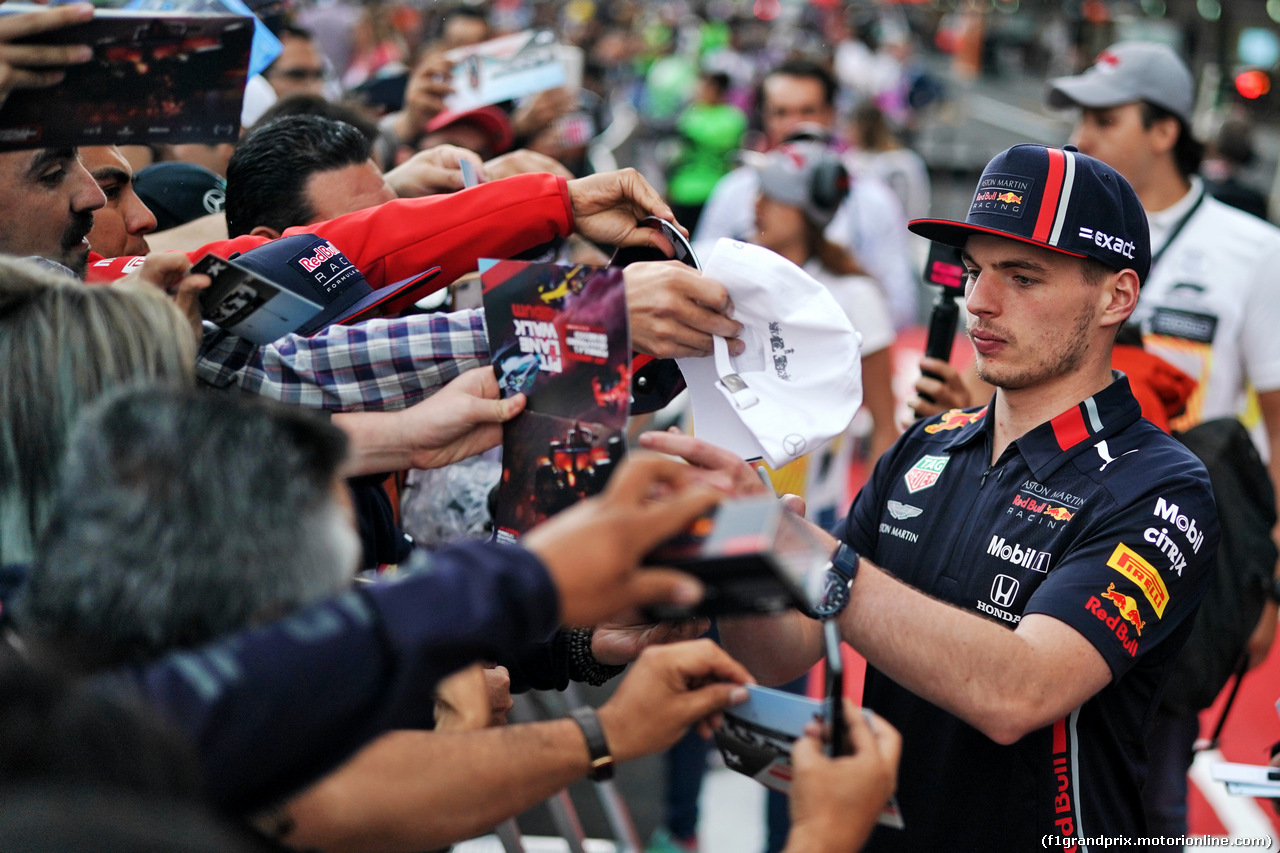 GP MESSICO, Max Verstappen (NLD) Red Bull Racing signs autographs for the fans.                               
24.10.2019.