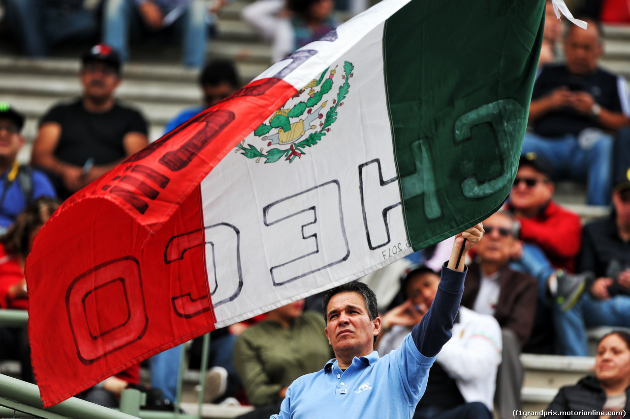 GP MESSICO, Circuit Atmosfera - Sergio Perez (MEX) Racing Point F1 Team fan waves a Mexican flag.
25.10.2019.