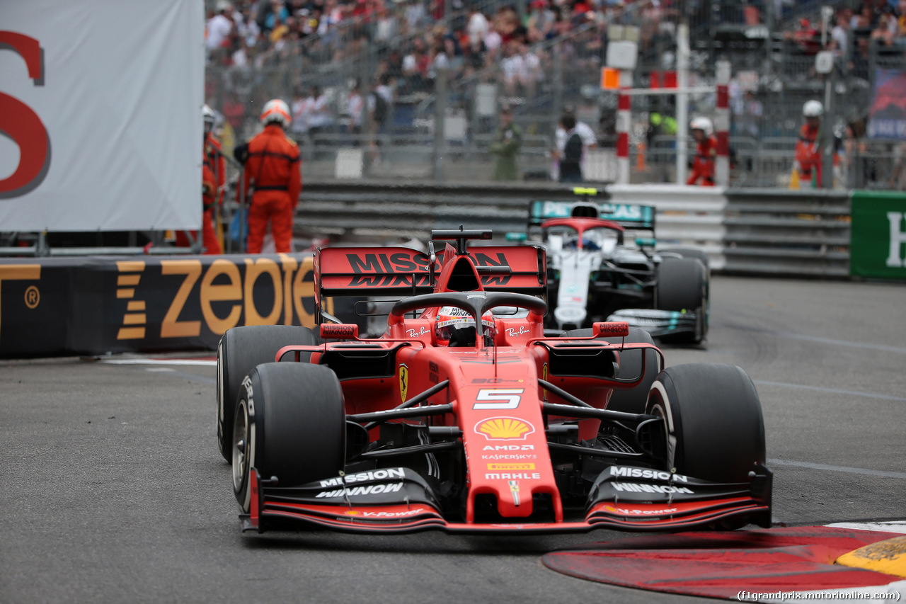 GP MONACO, 26.05.2019 - Gara, Sebastian Vettel (GER) Ferrari SF90 davanti a Valtteri Bottas (FIN) Mercedes AMG F1 W010