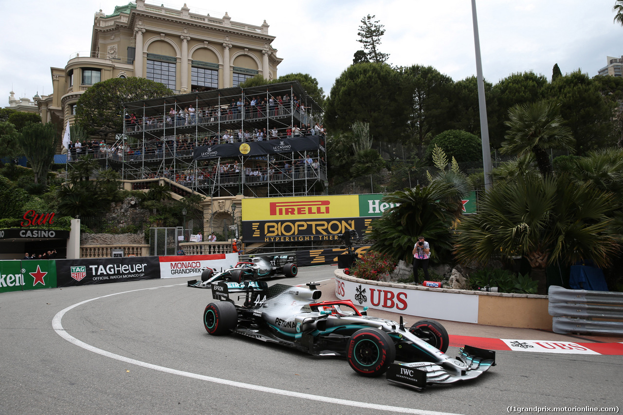 GP MONACO, 26.05.2019 - Gara, Lewis Hamilton (GBR) Mercedes AMG F1 W10 davanti a Valtteri Bottas (FIN) Mercedes AMG F1 W010