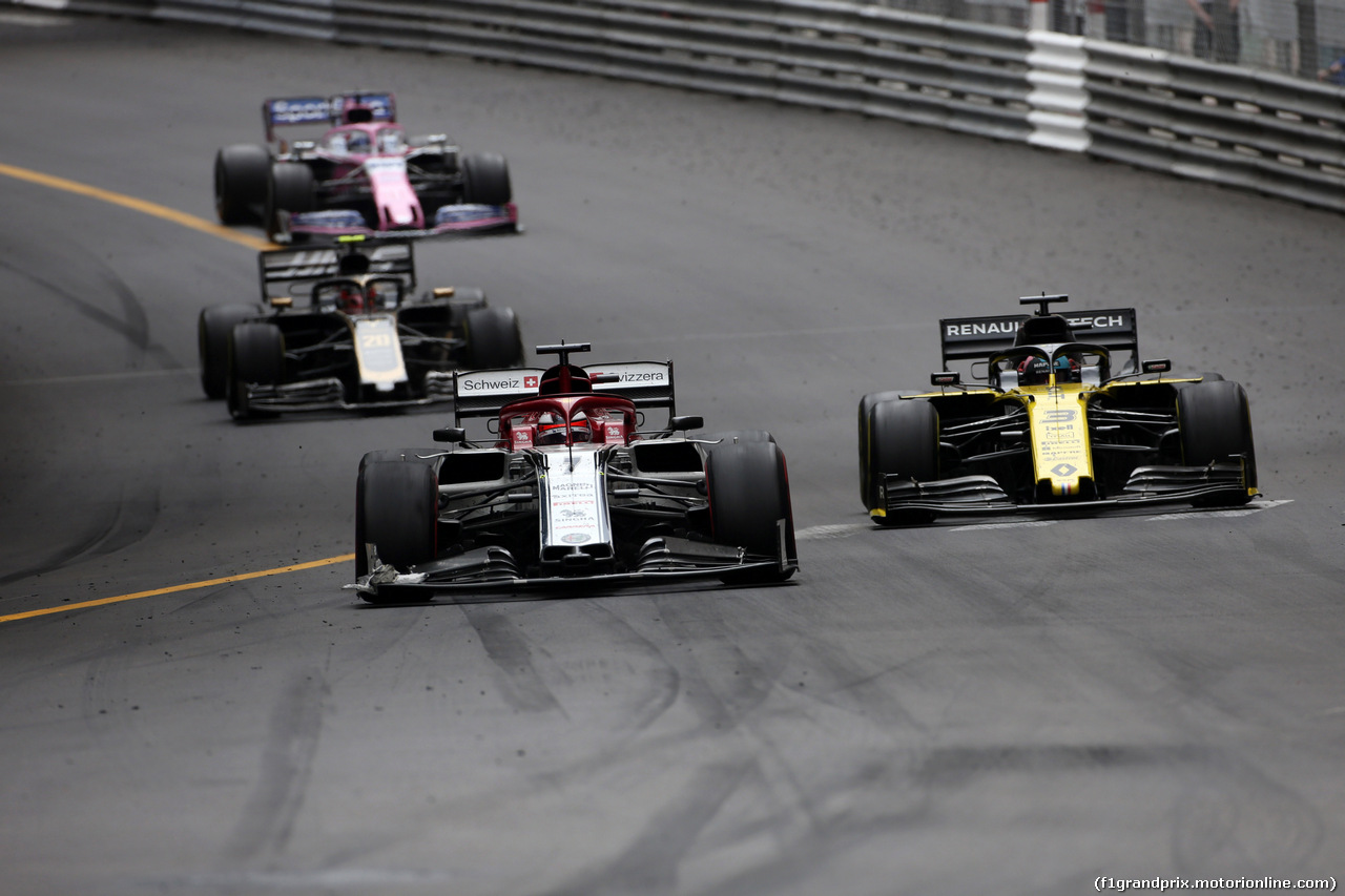 GP MONACO, 26.05.2019 - Gara, Kimi Raikkonen (FIN) Alfa Romeo Racing C38 e Daniel Ricciardo (AUS) Renault Sport F1 Team RS19