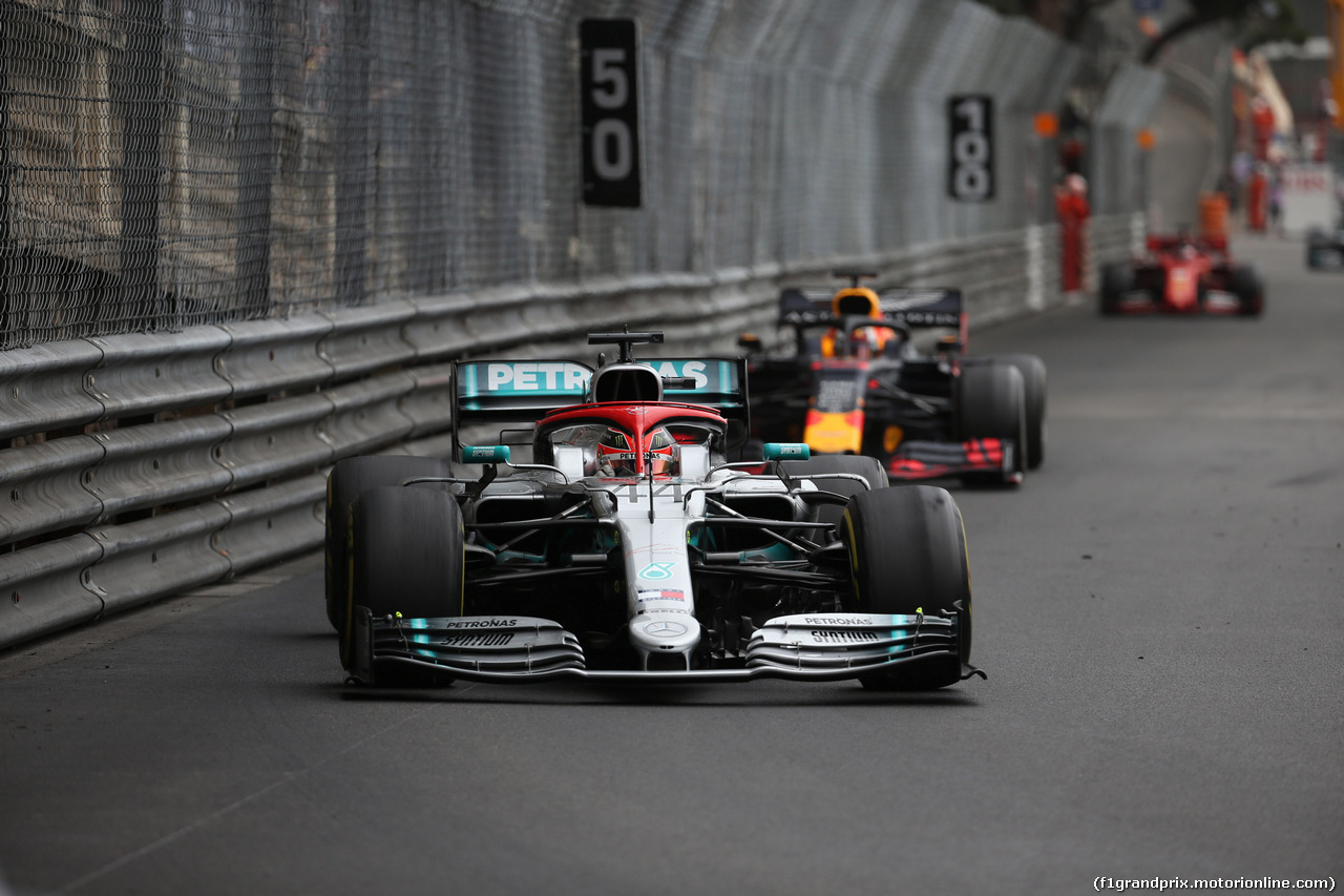 GP MONACO, 26.05.2019 - Gara, Lewis Hamilton (GBR) Mercedes AMG F1 W10 davanti a Max Verstappen (NED) Red Bull Racing RB15