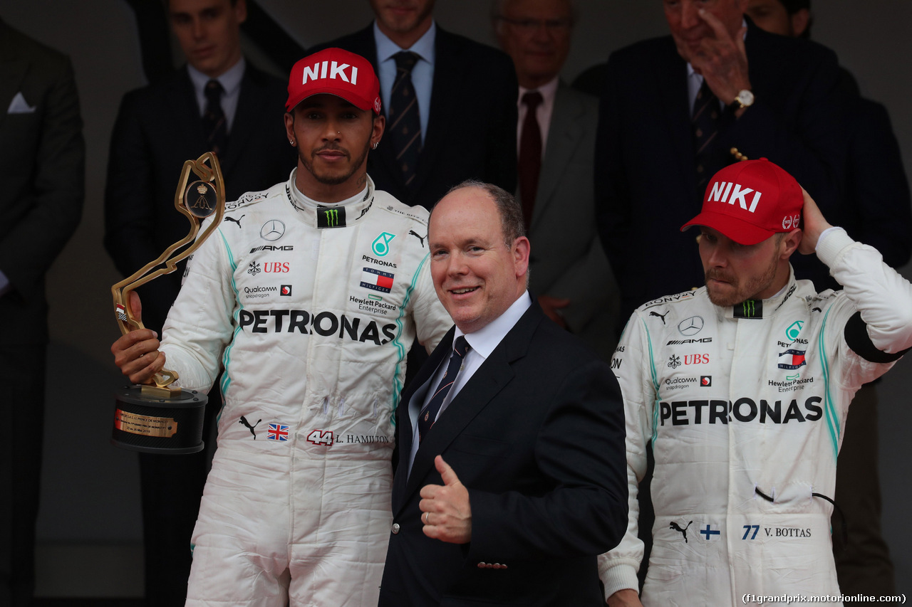 GP MONACO, 26.05.2019 - Gara, Lewis Hamilton (GBR) Mercedes AMG F1 W10 vincitore, HSH Prince Albert II of Monaco e 3rd place Valtteri Bottas (FIN) Mercedes AMG F1 W010