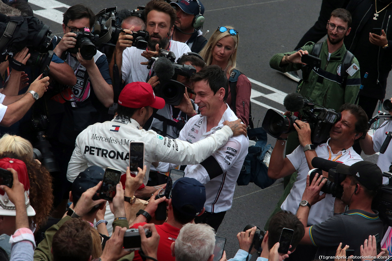 GP MONACO, 26.05.2019 - Gara, Lewis Hamilton (GBR) Mercedes AMG F1 W10 vincitore e Toto Wolff (GER) Mercedes AMG F1 Shareholder e Executive Director