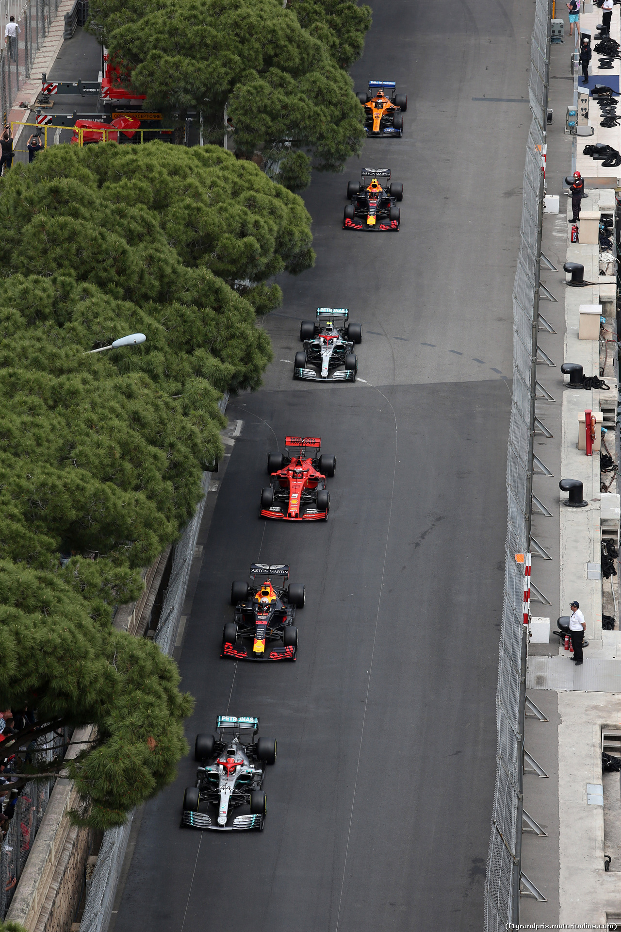 GP MONACO, 26.05.2019 - Gara, Lewis Hamilton (GBR) Mercedes AMG F1 W10 davanti a Max Verstappen (NED) Red Bull Racing RB15, Sebastian Vettel (GER) Ferrari SF90 e Valtteri Bottas (FIN) Mercedes AMG F1 W010