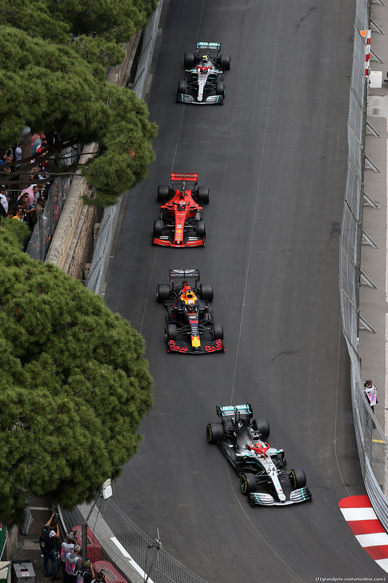 GP MONACO, 26.05.2019 - Gara, Lewis Hamilton (GBR) Mercedes AMG F1 W10 davanti a Max Verstappen (NED) Red Bull Racing RB15, Sebastian Vettel (GER) Ferrari SF90 e Valtteri Bottas (FIN) Mercedes AMG F1 W010