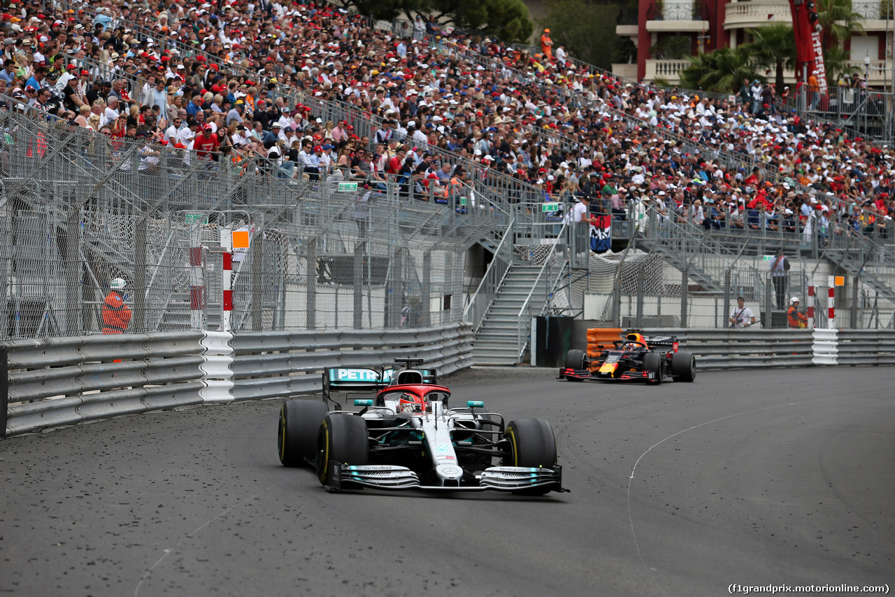 GP MONACO, 26.05.2019 - Gara, Lewis Hamilton (GBR) Mercedes AMG F1 W10 e Max Verstappen (NED) Red Bull Racing RB15
