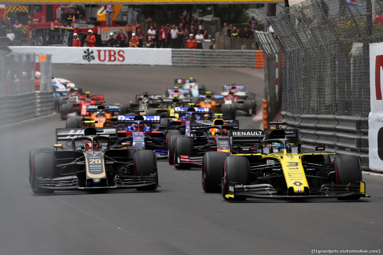 GP MONACO, 26.05.2019 - Gara, Kevin Magnussen (DEN) Haas F1 Team VF-19 e Daniel Ricciardo (AUS) Renault Sport F1 Team RS19