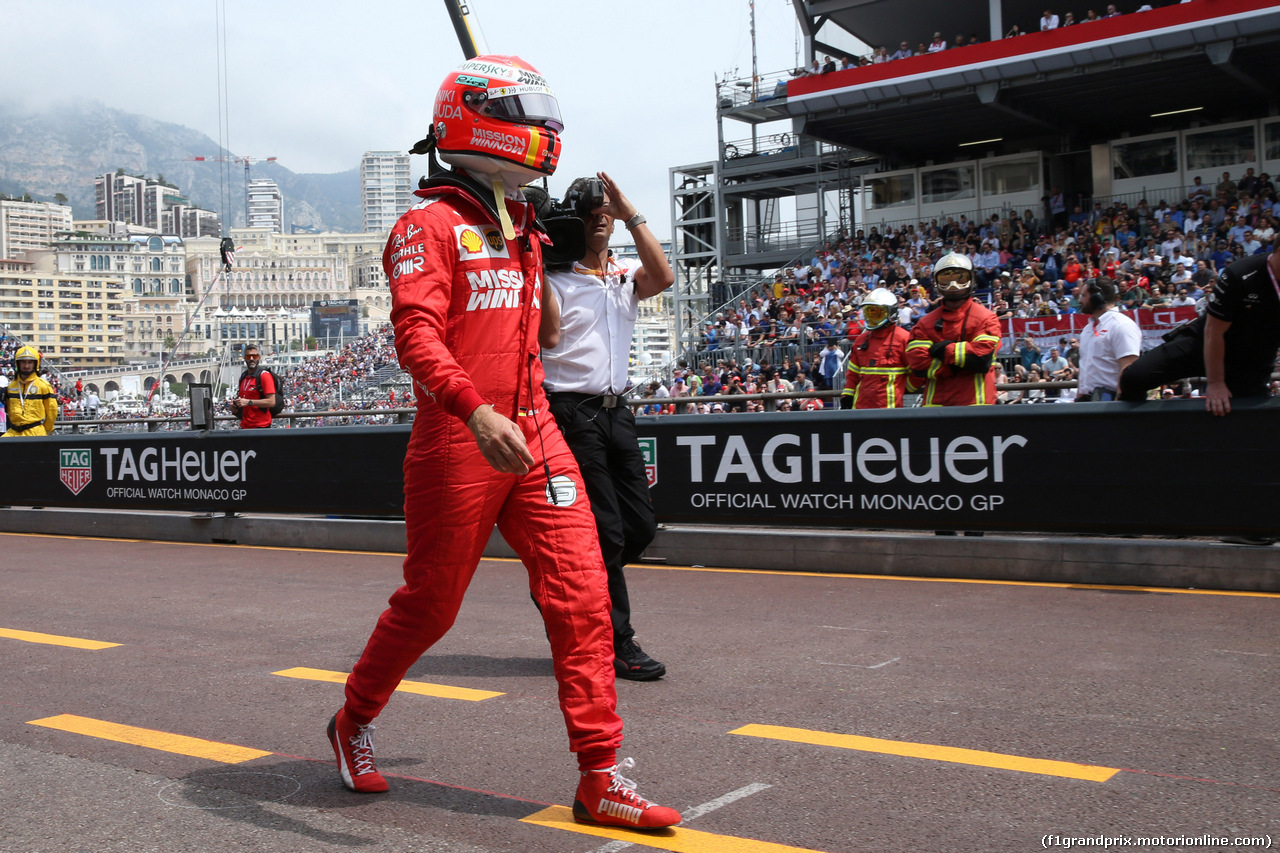GP MONACO, 25.05.2019 - Prove Libere 3, Sebastian Vettel (GER) Ferrari returns to the pits after crashing in the third practice session