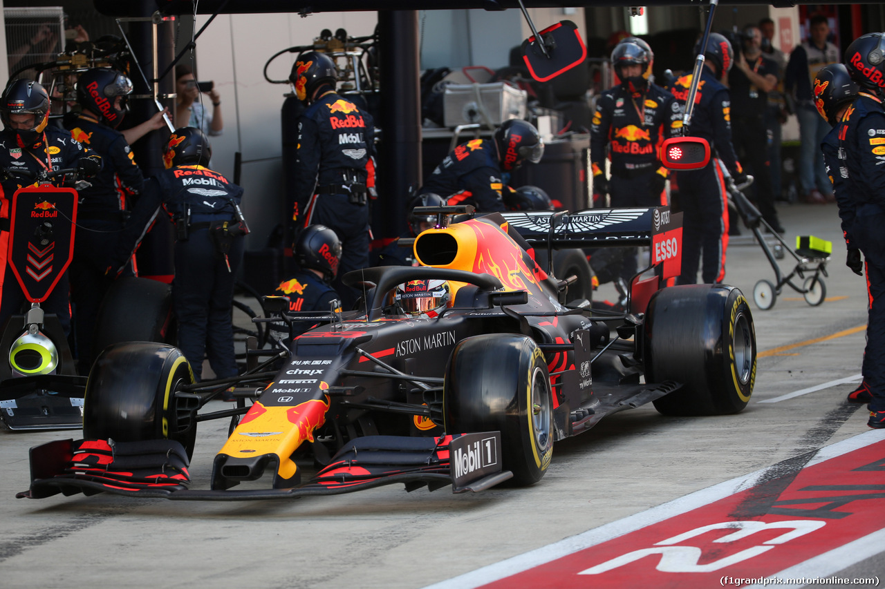 GP RUSSIA, 29.09.2019- Gara, Max Verstappen (NED) Red Bull Racing RB15 during pit stop